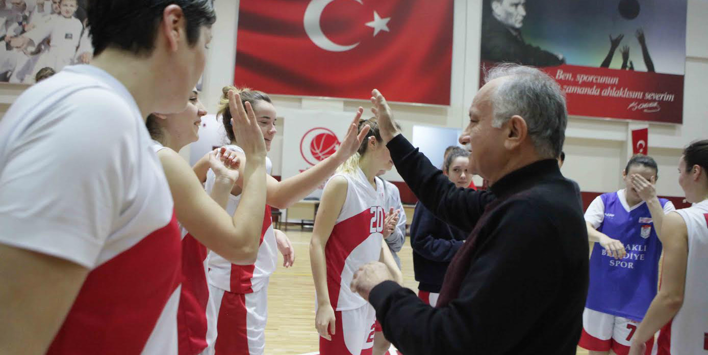 Bayraklı’nın perileri namağlup yoluna devam ediyor