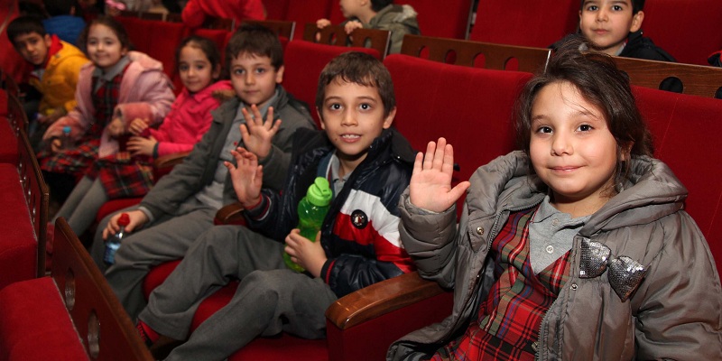 Karabağlar Belediyesi’nden miniklere tiyatro jesti