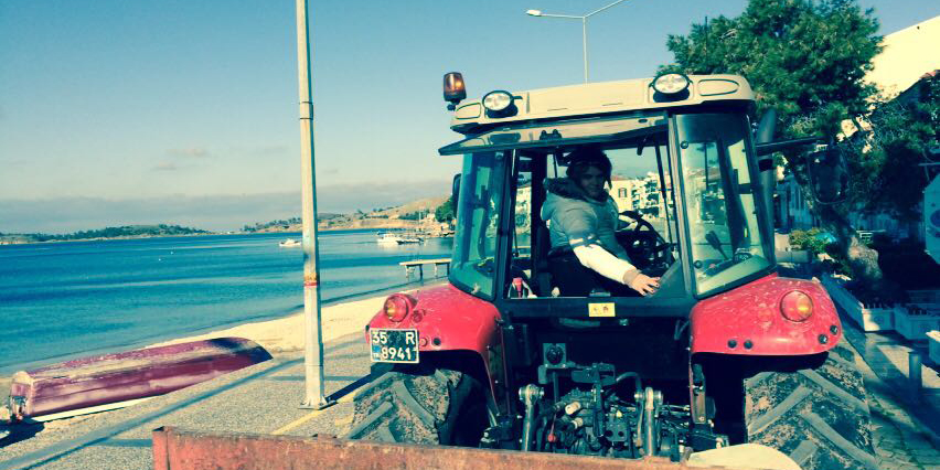 Foça’da kadın amir iş makinası kullanıyor