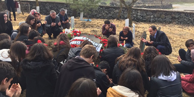 Öldürülen arkadaşlarını mezarı başında andılar
