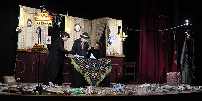 FOÇA’DA KUKLA TİYATROSU SAHNELENDİ