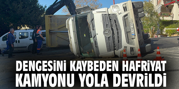 Dengesini kaybeden hafriyat kamyonu yola devrildi