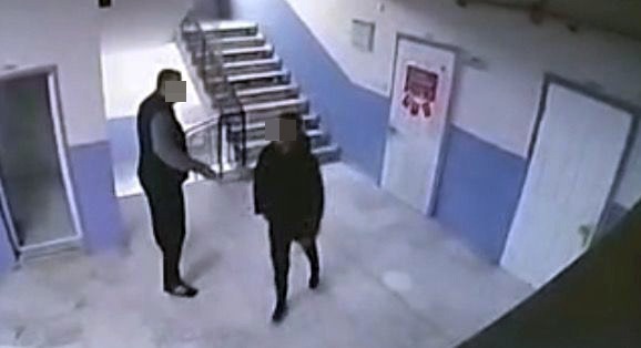 Otizmli öğrenciyi merdivenden itti