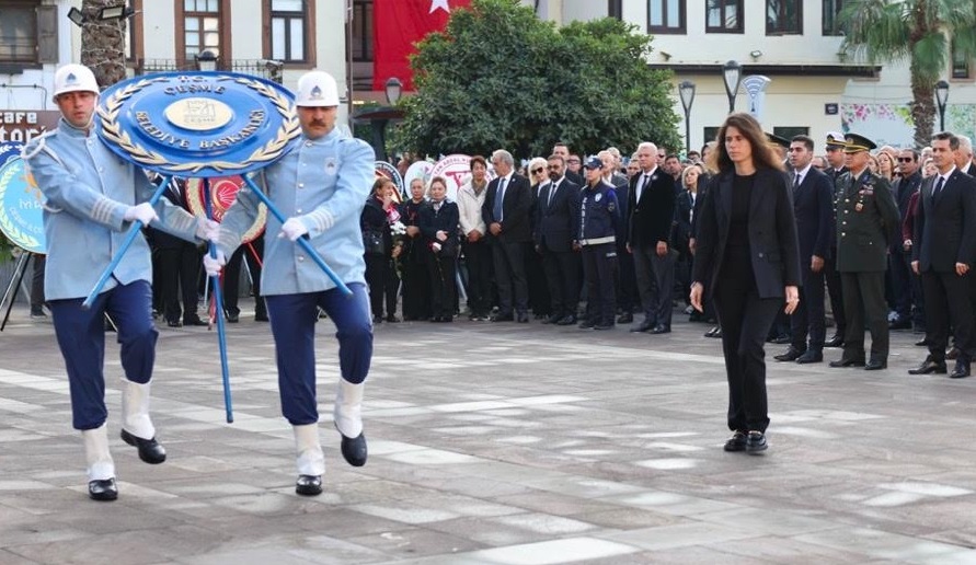 Çeşme’de 10 Kasım: Atatürk sevgi, minnet ve sanatla anıldı