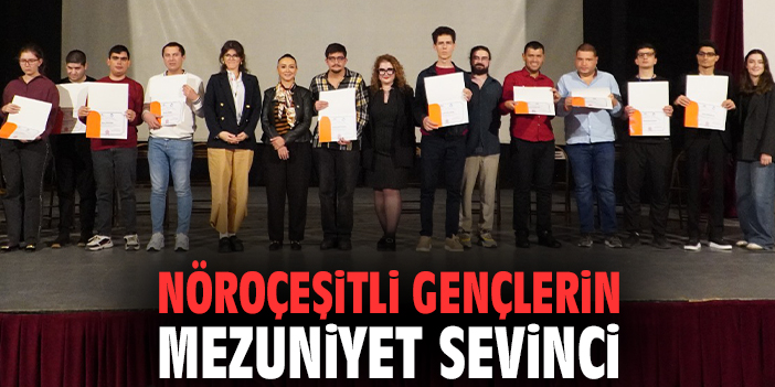 Nöroçeşitli gençlerin mezuniyet sevinci
