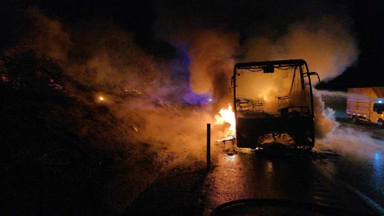 Yolcu otobüs alev alev yandı