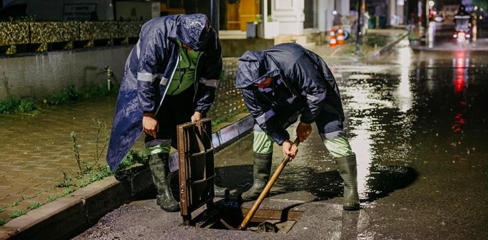 Çeşme’de şiddetli yağışa karşı kesintisiz mücadele