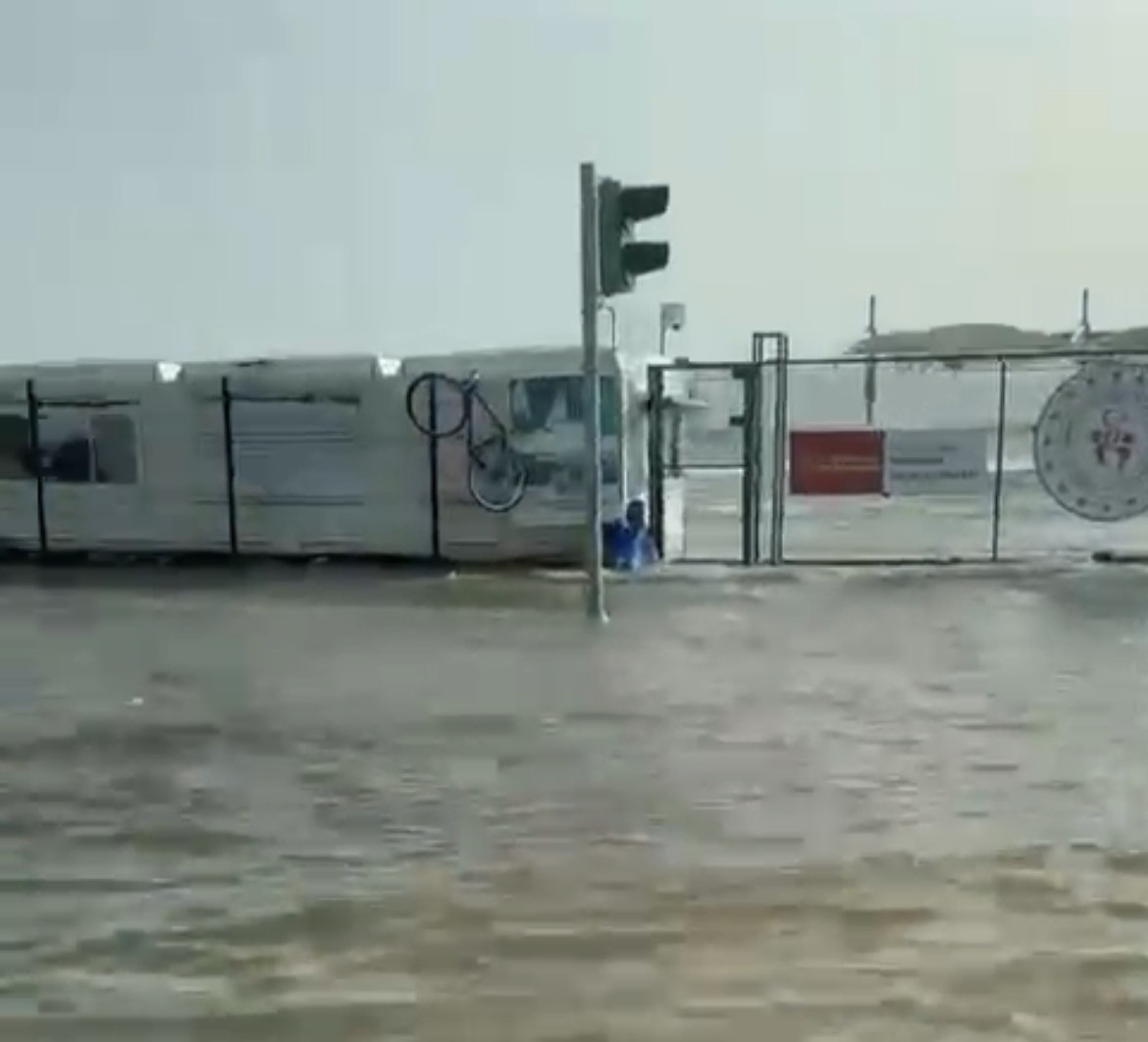 Yollar sular altında kaldı