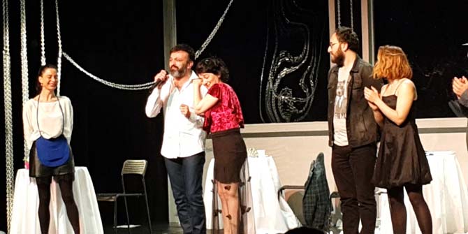 ÜNLÜ OYUNCU SAHNEDE HÜNGÜR HÜNGÜR AĞLADI