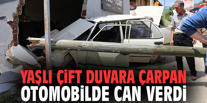 Yaşlı çift duvara çarpan otomobilde can verdi