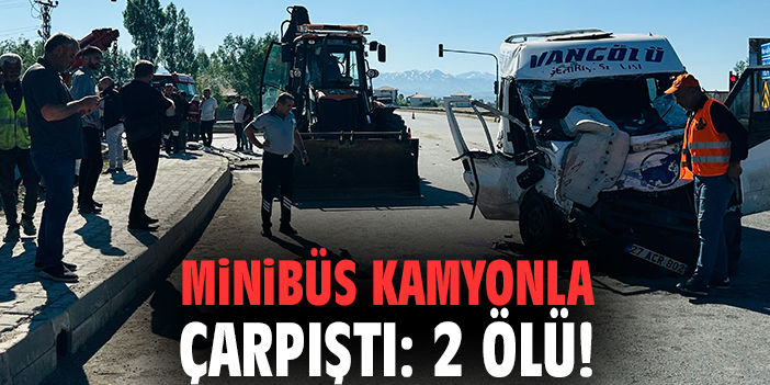 Minibüs kamyonla çarpıştı: 2 ölü!