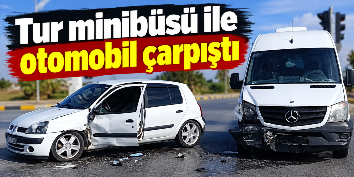 Tur minibüsü ile otomobil çarpıştı