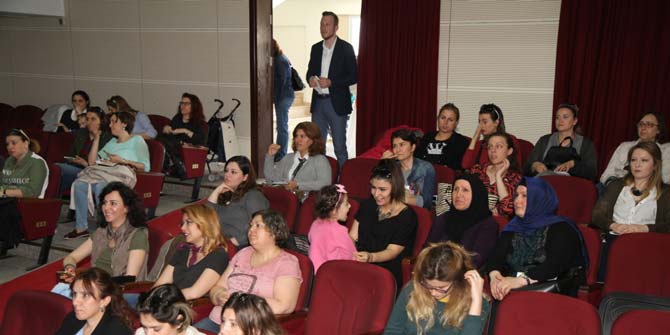 "Bilinçli Anne Mutlu Çocuk Okulu"  Karşıyakalı Annelere Umut veriyor