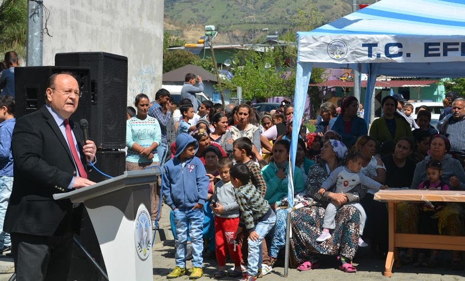 ROMANLAR GÜNÜ’NDE BAŞKAN ÖZAKCAN’A SEVGİ SELİ
