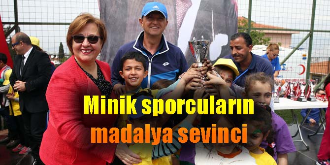 Konak'ta minik sporcuların madalya sevinci