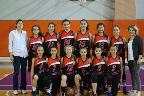 Şampiyon kızlar kupalarını Başkan’a getirdi