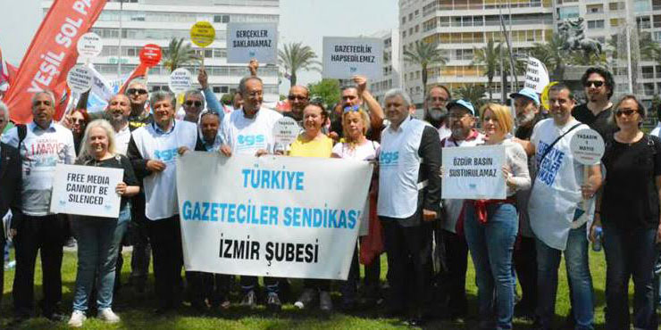 GAZETECİ MİLLETVEKİLLERİ TGS PANKARTI İLE YÜRÜDÜ