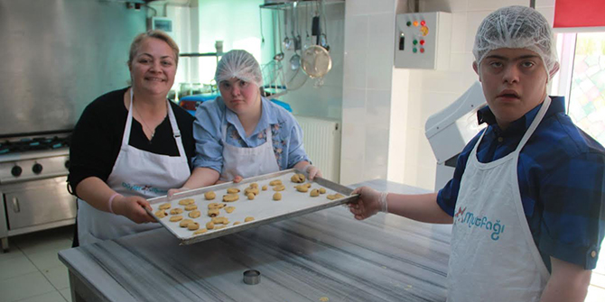 Akhisarlı özel çocuklar Düşler Akademisi mutfağına girdi