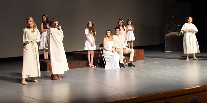 Sanayici eşleri öğrenciler için sahnede