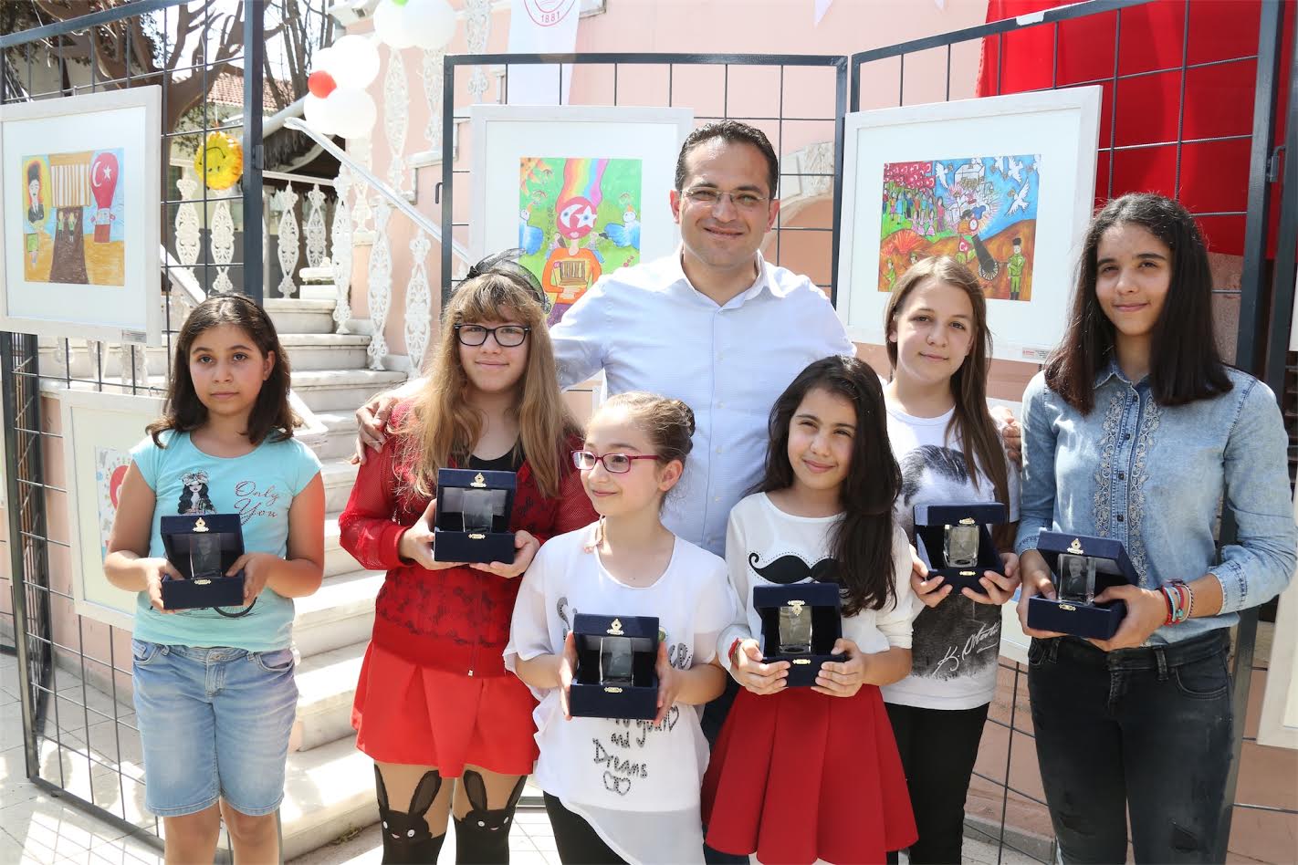 Küçük ressamlar Atatürk ve Cumhuriyet’i çizdi