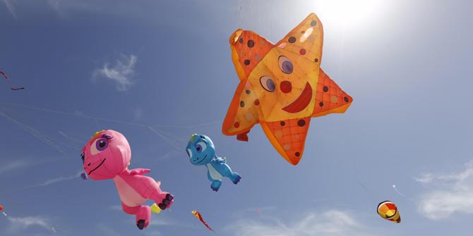 Rengarenk uçurtmalar Çeşme semalarında