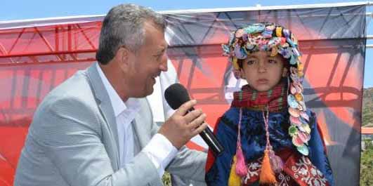 MİNİK EFE BAŞKAN ŞAHİN’E DİZ ÇÖKTÜRDÜ