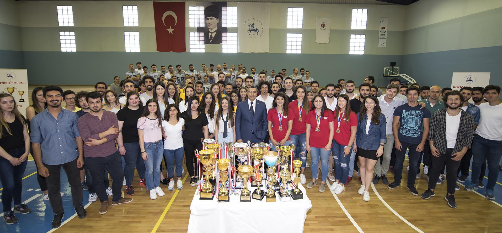 DEÜ’NÜN ŞAMPIYONLARI ÖDÜLLERINI ALDI