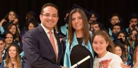 Bornova Belediye Başkanı Olgun Atila, eşine diplomasını verdi