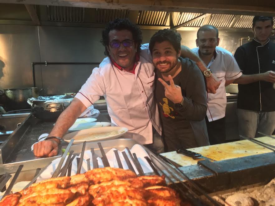 Ünlü oyuncunun kebap keyfi!