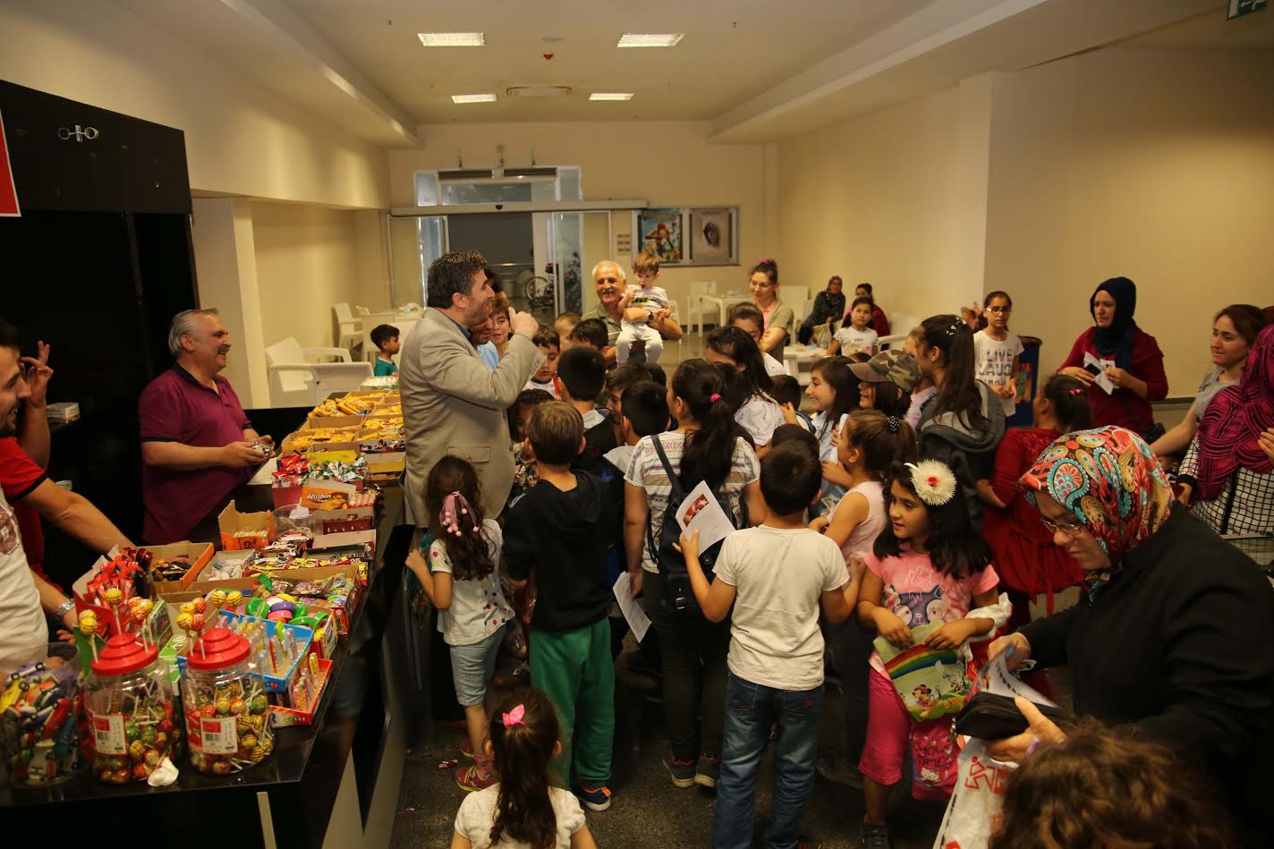 Karne Hediyelerini Başkan Amcalarından Aldılar