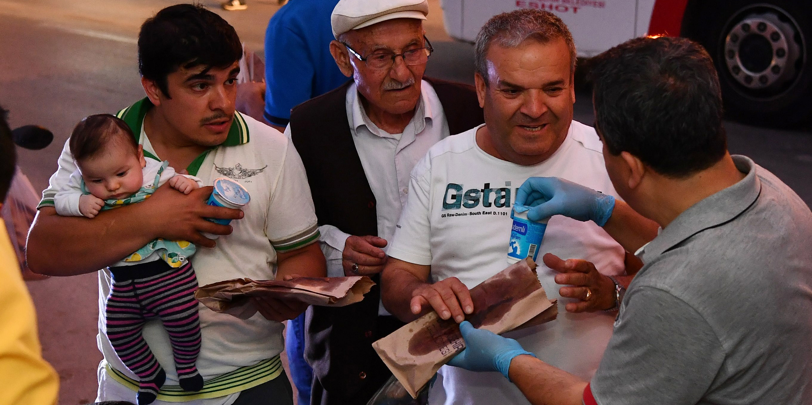 Geceyi dışarıda geçirenlere sıcak yemek