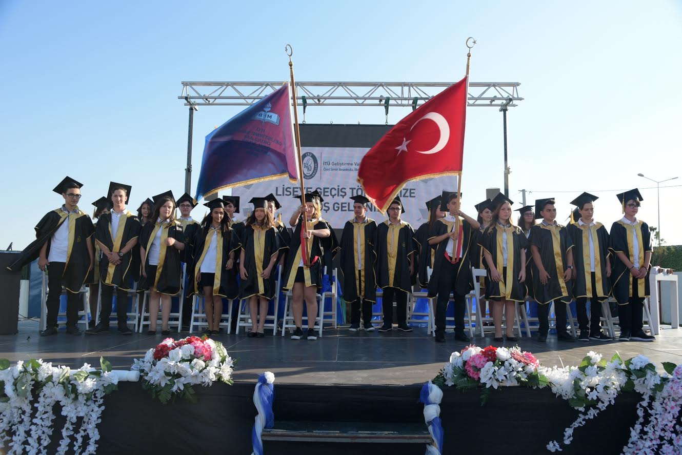 ÖĞRENCİLERİNİN MEZUNİYET COŞKUSU