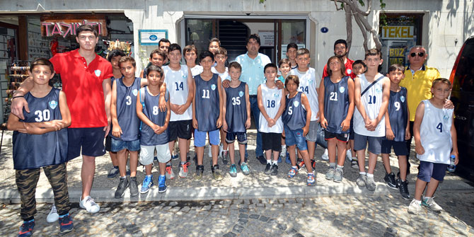 BAŞKAN DEMİRAĞ’A GENÇ BASKETBOLCULARDAN  ANLAMLI ZİYARET