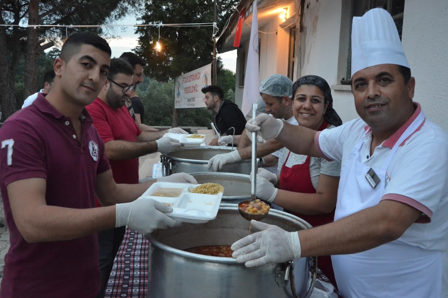 Dikili’de her mahalleye sevgi sofraları kurulmaya devam ediyor