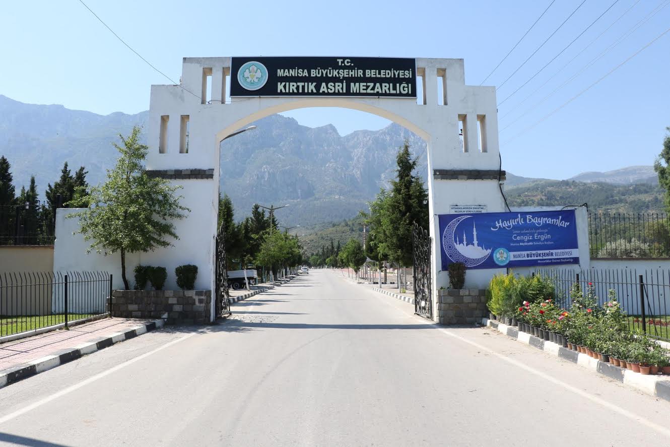 Mezarlıklar Bayrama Hazır Hale Getirildi