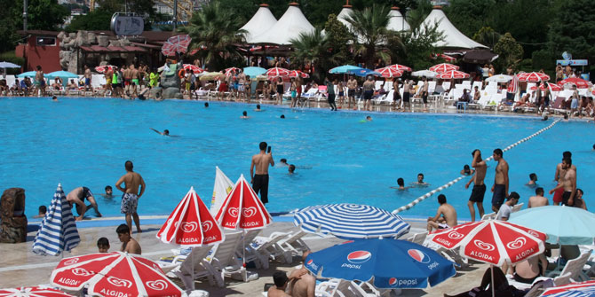 İstanbullular Büyükçekmece Aqua Marine'de serinledi