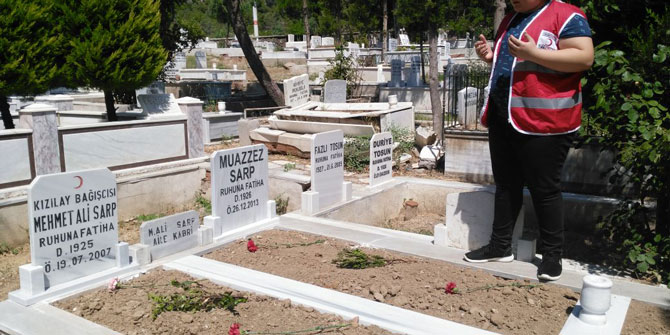 KARŞIYAKA KIZILAYI MEZARDAKİ BAĞIŞÇILARINI UNUTMUYOR