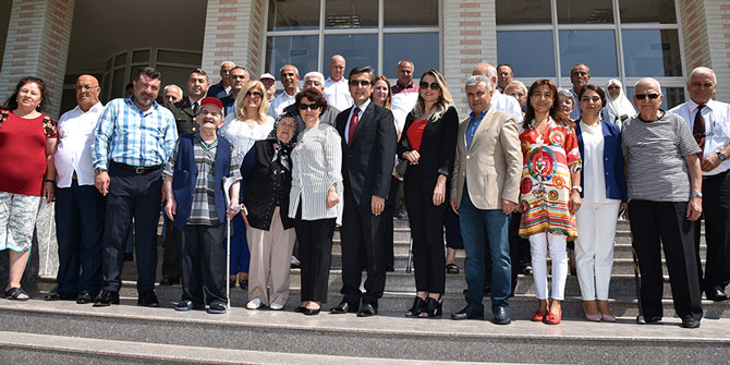 HUZUREVİ VE ÇOCUK YUVASINDA YÜZLERİ GÜLDÜRDÜLER