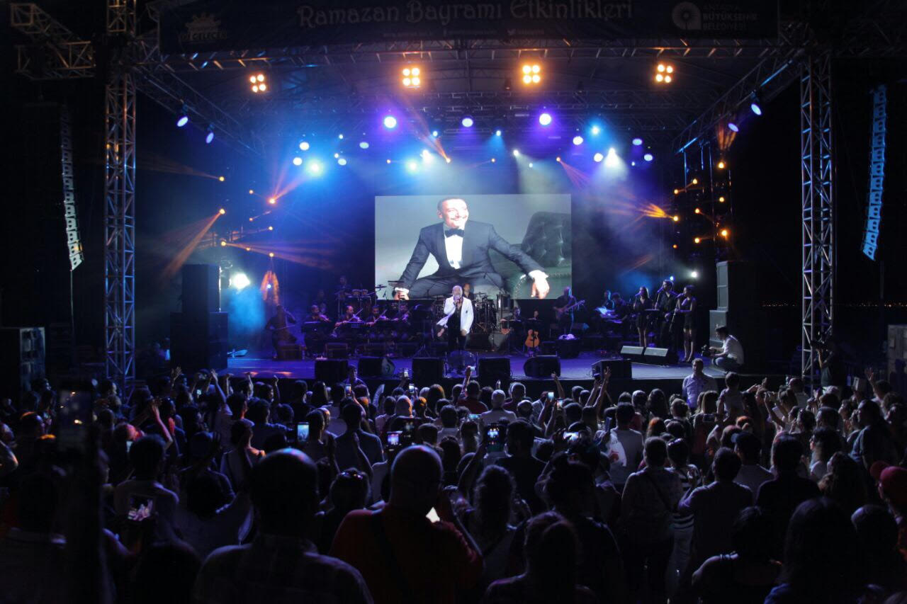 ANTALYA'YA KONSER İÇİN GELEN CENK EREN EVLENDİ