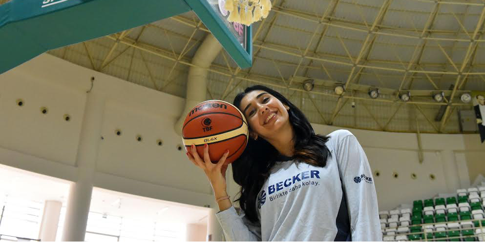BORNOVA BECKER SPOR TRANSFERDE HIZ KESMİYOR