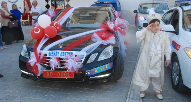Şehit çocuğuna kırmızı plakalı sünnet aracı