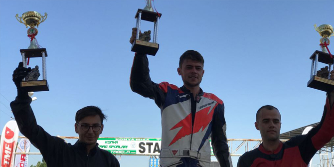 Yeşil-Beyazlı Motorcular Pistlerin Tozunu Attırdı