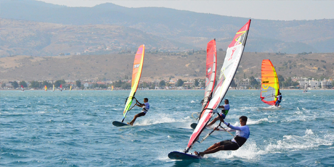 SÖRF RÜZGÂRI BU HAFTA DİKİLİ’DE ESECEK