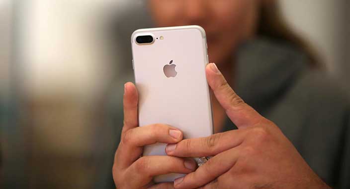 Telefonların arkasındaki gizemli delik