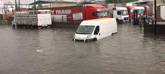 İstanbul sel altında... Hayat felç oldu