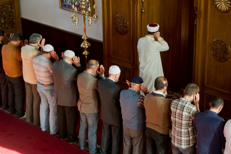 Cami imamı namaz sırasında bıçaklandı!