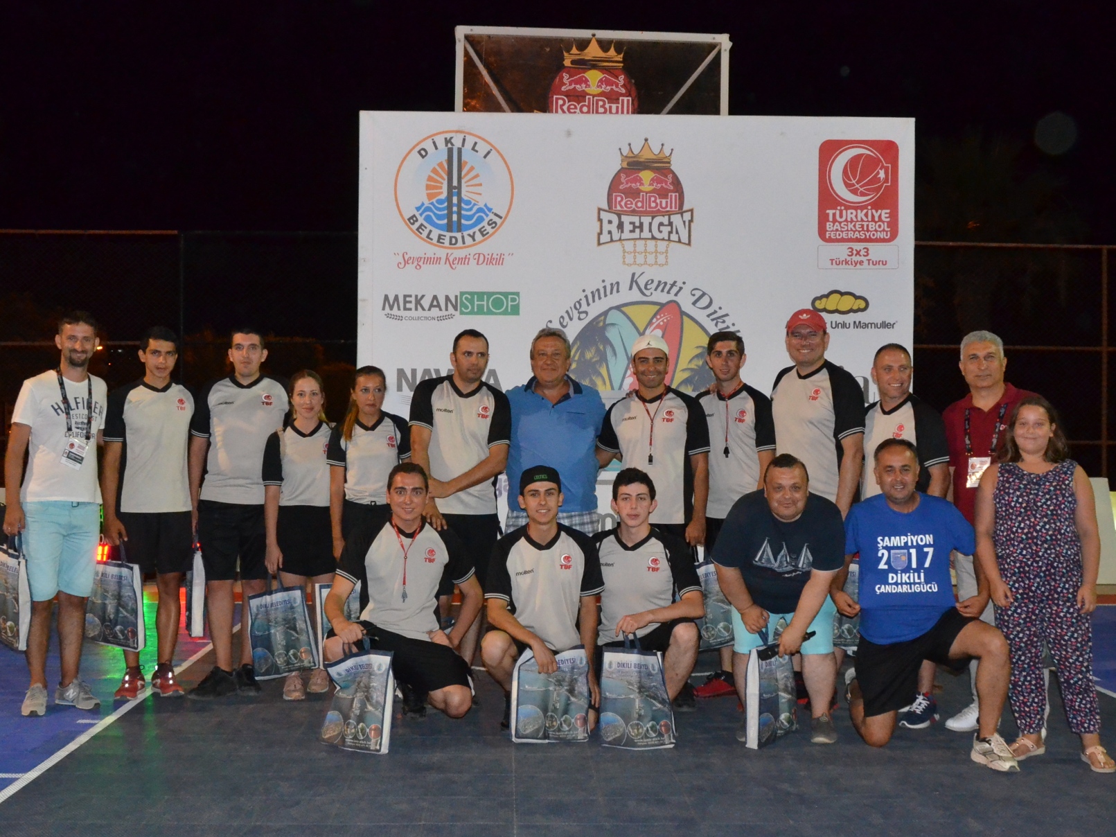 Dikili’de 3x3 sokak basketbolu maçları nefes kesti