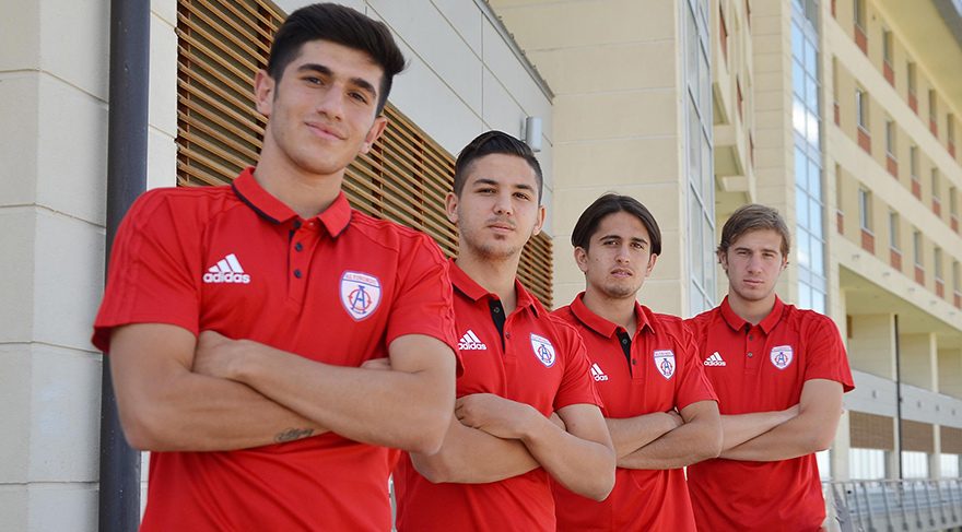 18 yaş ortalamasıyla ligin en genç savunma hattı