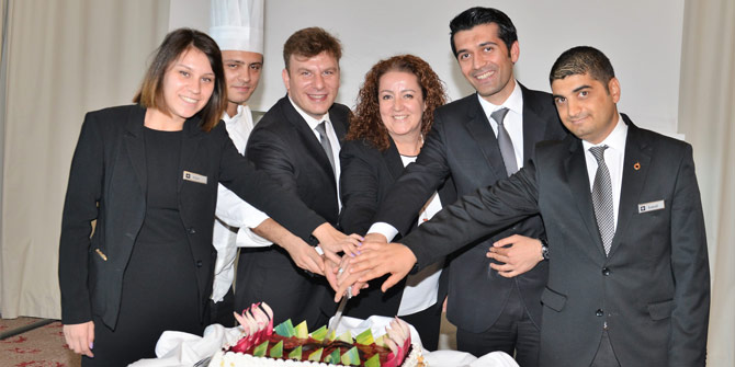 WYNDHAM GRAND İZMİR EKİBİ PERSONEL KOKTEYLİNDE YORGUNLUK ATTI