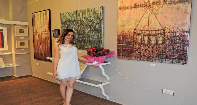 altın madalya kazanan ressam eserleriyle Alaçatı’da